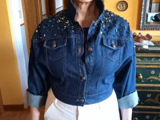 Cazadora vaquera con abalorios