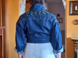 Cazadora vaquera con abalorios