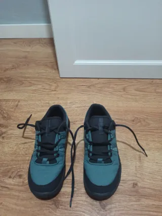 Zapatillas de montaña negras y verde azulado