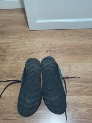 Zapatillas de montaña negras y verde azulado