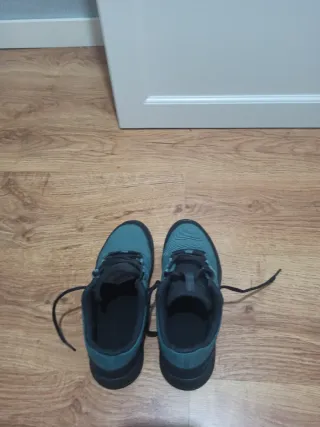 Zapatillas de montaña negras y verde azulado