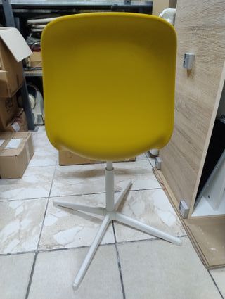 Sedia da scrivania gialla in legno