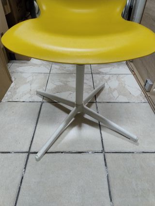 Sedia da scrivania gialla in legno