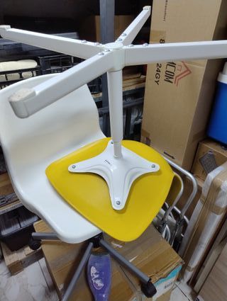 Sedia da scrivania gialla in legno
