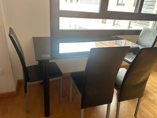 Mesa de cristal y 4 sillas negras