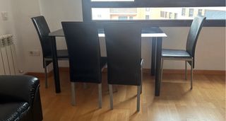 Mesa de cristal y 4 sillas negras