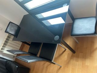 Mesa de cristal y 4 sillas negras