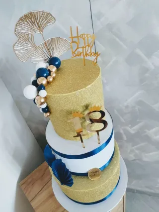 Torta scenografica 18° compleanno oro nuova