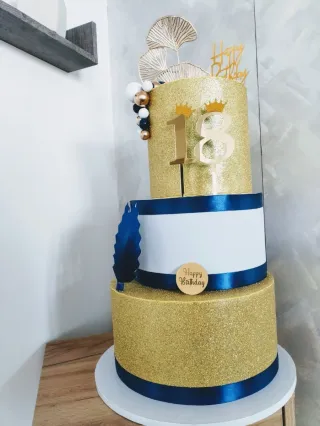 Torta scenografica 18° compleanno oro nuova