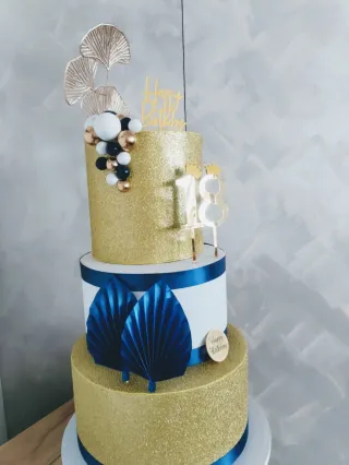 Torta scenografica 18° compleanno oro nuova