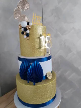 Torta scenografica 18° compleanno oro nuova