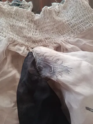 Blusa de mujer con volantes