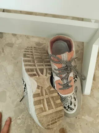 Zapatillas deportivas grises y rosas