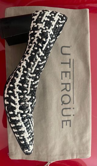 Zapatos de tacón Uterque blanco y negro