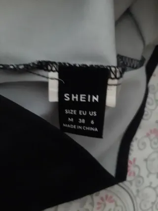 Blusa con estampado de rostro femenino