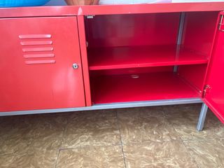 Gabinete metálico rojo