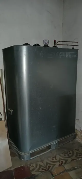 Depósito de agua metálico