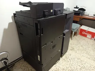 Impresora Kyocera con finalizador