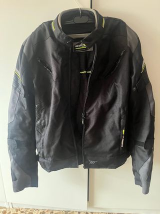 Chaqueta Moto Hombre Seventy Negra Y lleva forro