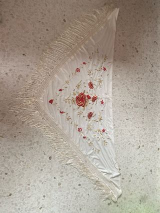 Mantoncillo Flamenco Bordado Flores Rojas