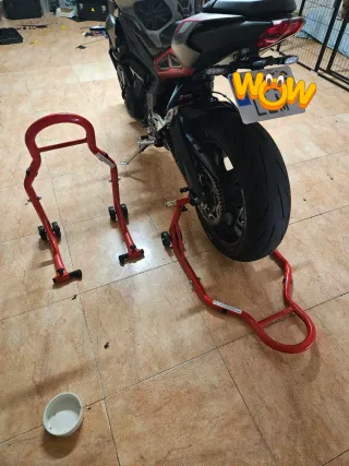 Caballetes moto rojos