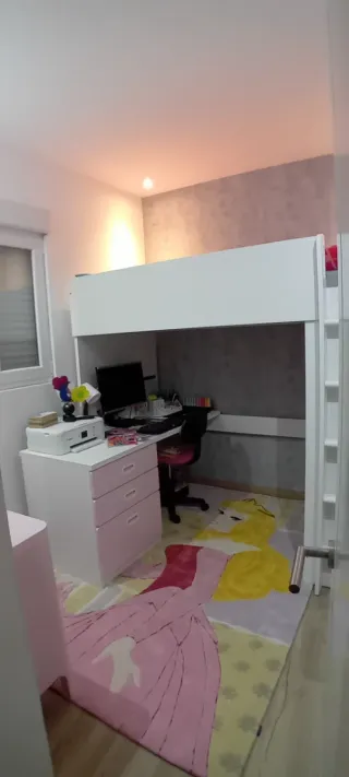 Litera blanca/rosa con escritorio y armario
