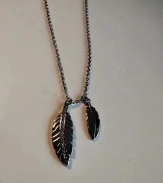 Collana con ciondoli a forma di piuma