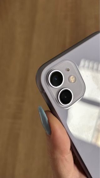 iPhone 11 Lila 64GB + 6 Carcasas + Caja apple