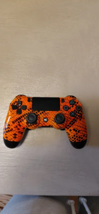 PS4 (PlayStation 4) con 2 mandos y caja