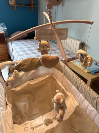 Minicuna CAM con peluches y móvil