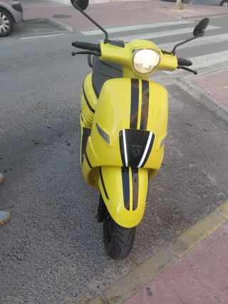 Moto 125cc Scooter Amarilla 2.400 km