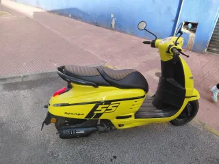 Moto 125cc Scooter Amarilla 2.400 km