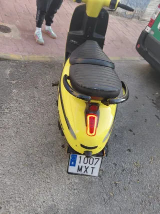 Moto 125cc Scooter Amarilla 2.400 km