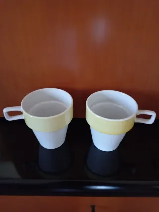 2 tazze ceramica bianche e gialle con manico