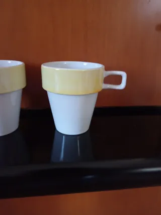 2 tazze ceramica bianche e gialle con manico