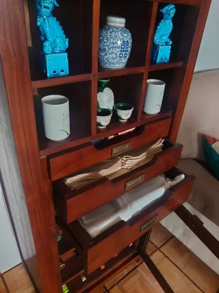Mueble botellero de madera y cristal