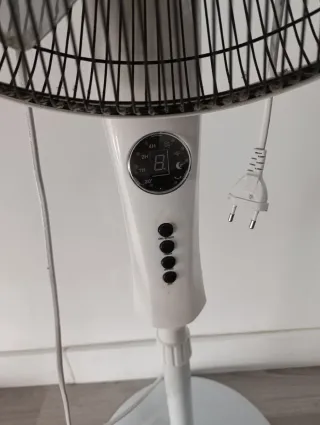 Ventilador de pie O.K. blanco y negro