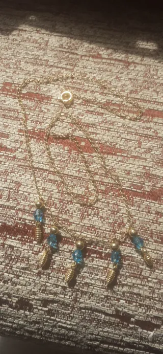 Collar dorado con colgantes azules