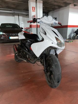 Yamaha Aerox Roja y Blanca