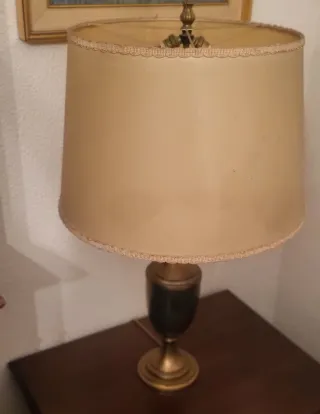 Lámpara de mesa beige y dorada