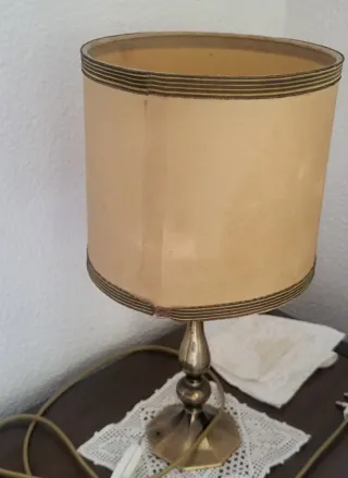 Lámpara de mesa beige y dorada