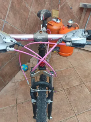 Bicicleta Montaña Doble Suspensión negra y rosa