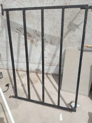 Reja de ventana metálica negra