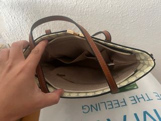 Bolso de mano beige y marrón
