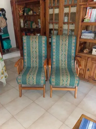 2 Butacas de madera con tapicería floral