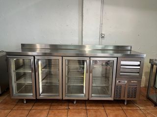 Bajo mostrador expositor 4 puertas INFRICO