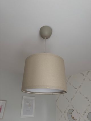 Lámpara de techo beige y gris. Tengo do iguales