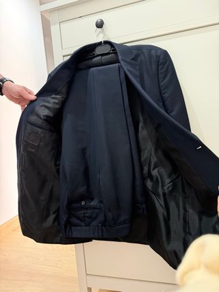 3 Trajes: 2 Negros y 1 Azul Marino