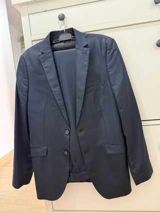 3 Trajes: 2 Negros y 1 Azul Marino