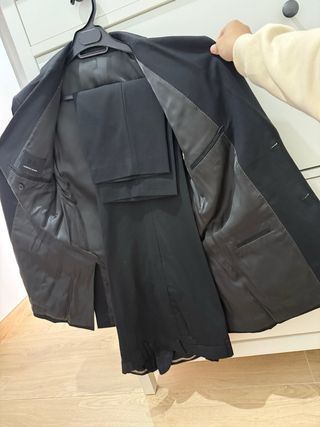 3 Trajes: 2 Negros y 1 Azul Marino